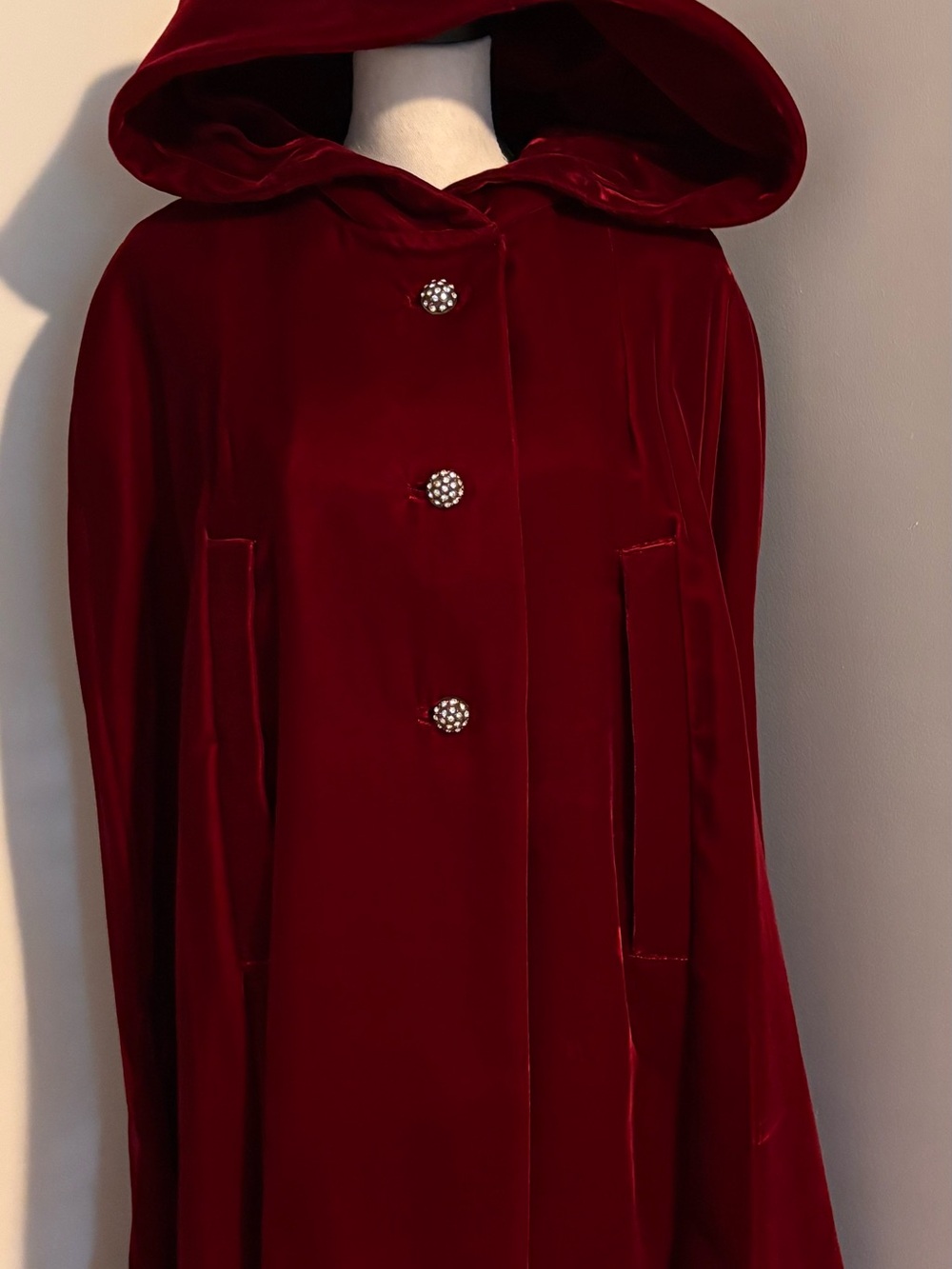 Vintage Deep Red Velvet Hooded Cape Cloak Satin Lined - Picture 3 of 16